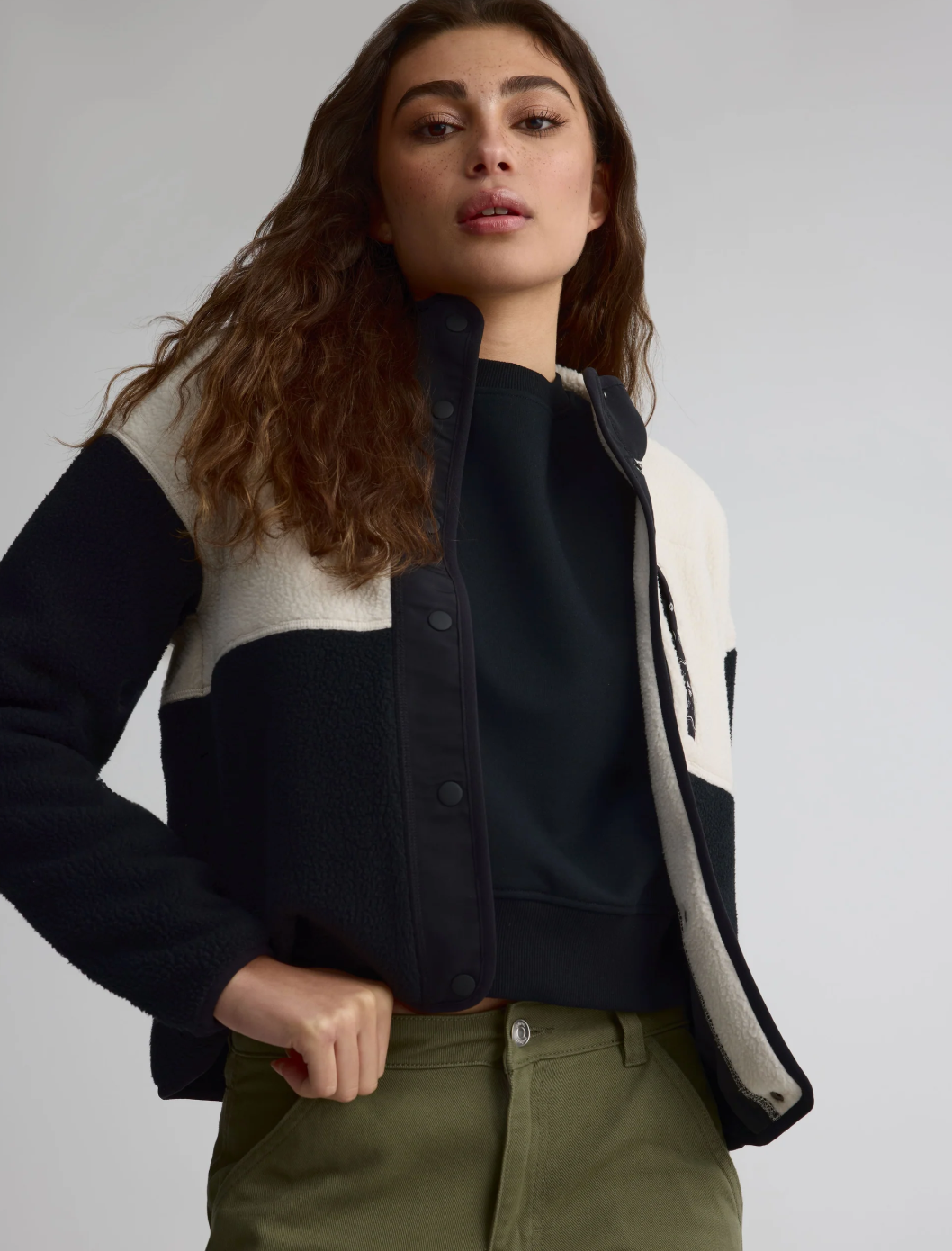 Veste en sherpa à col montant pour femme||High-collar sherpa jacket for women